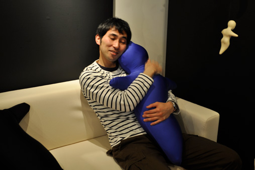 Presenting the 'Hugvie.' Photo via Geminoid.