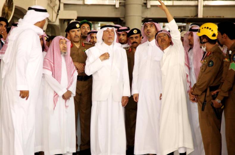 Saudi governor of Mecca region Khaled al-Faisal (C) listens to aides of the Grand Mosque of Saudi Arabia's holy Muslim city of Mecca on September 12, 2015, after a construction crane crashed into it. A massive construction crane crashed into Mecca's Grand Mosque in stormy weather on, killing at least 107 people and injuring 238, Saudi authorities said, days before the annual hajj pilgrimage. AFP PHOTO / STR